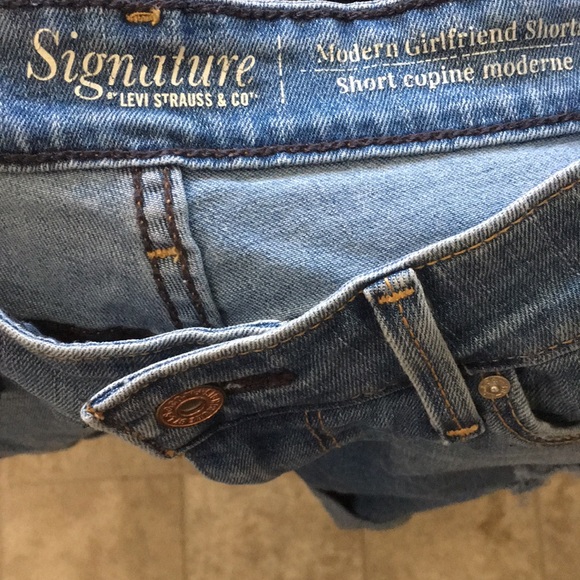 Levi’s Modern Distressed Girlfriend Shorts - Sz 30 - Picture 4 of 5